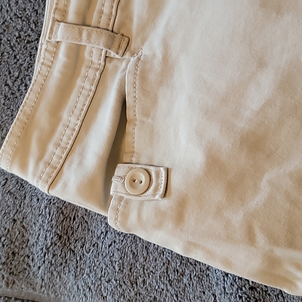 Tan Bermuda Shorts with Relaxed Style - Picture 3 of 8